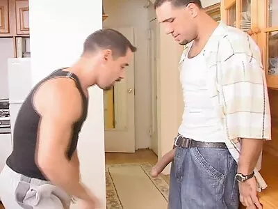 سگ ماده لاغر کندرا کول در سکس معلم و شاگرد اتاق نشیمن دچار تعجب می شود