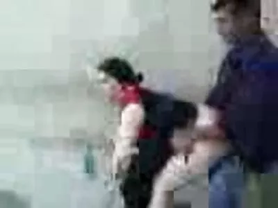 کیت کندی دختر ریزه اندام روی تخت سکس شاگرد با معلم با مرد خالکوبی شده سوار می شود