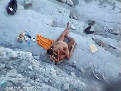 پسر sexبا معلم خوش شانس توسط دو نوزاد جوان زرق و برق دار ماساژ داده می شود